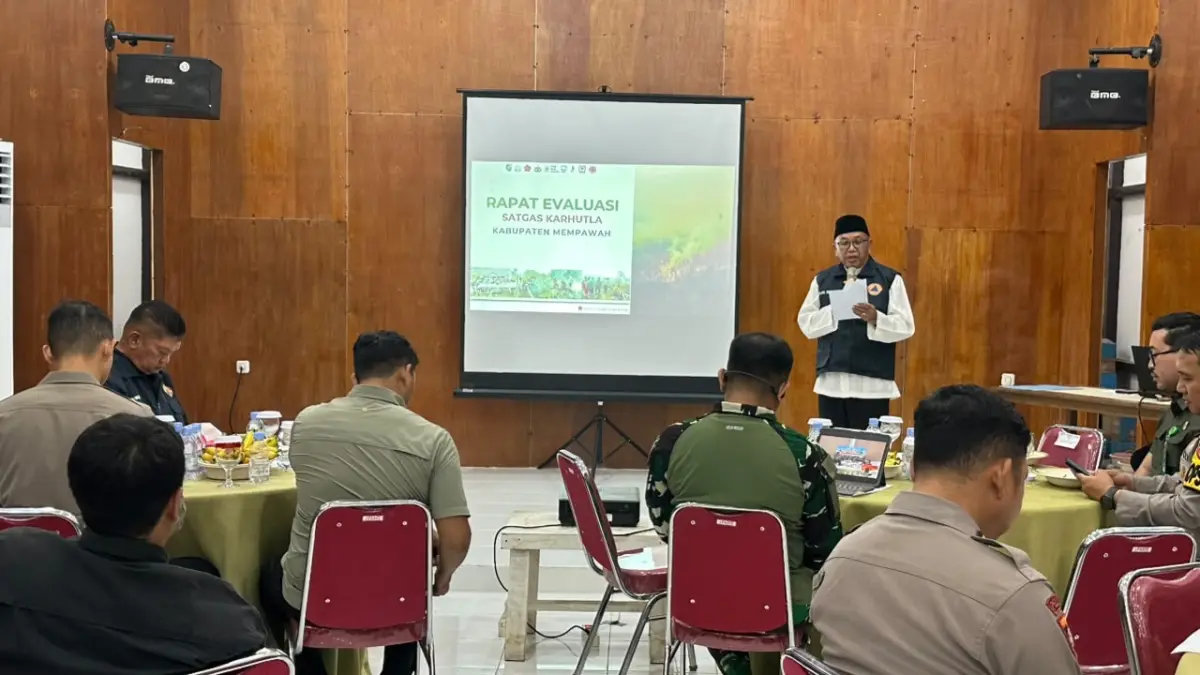 Wakil Bupati Mempawah, Juli Suryadi Burdadi saat menghadiri rapat evaluasi