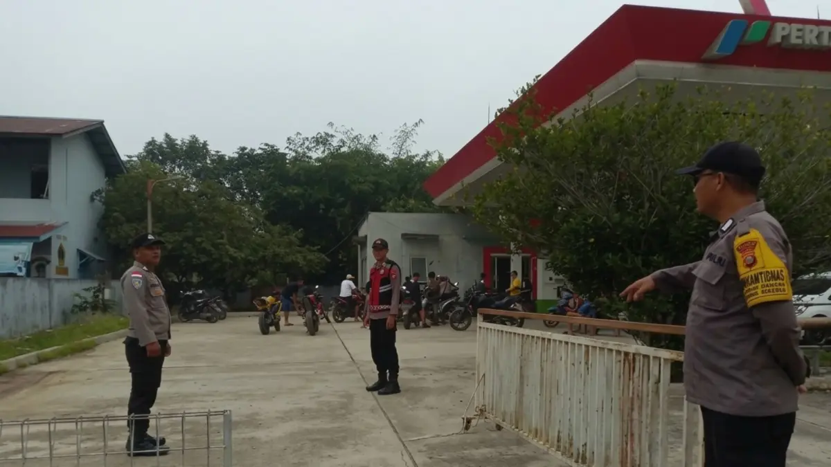 Anggota Polsek Puring Kencana Kapuas Hulu melakukan penjagaan dan pengawasan pendistribusian BBM di SPBU setempat. (ISTIMEWA)
