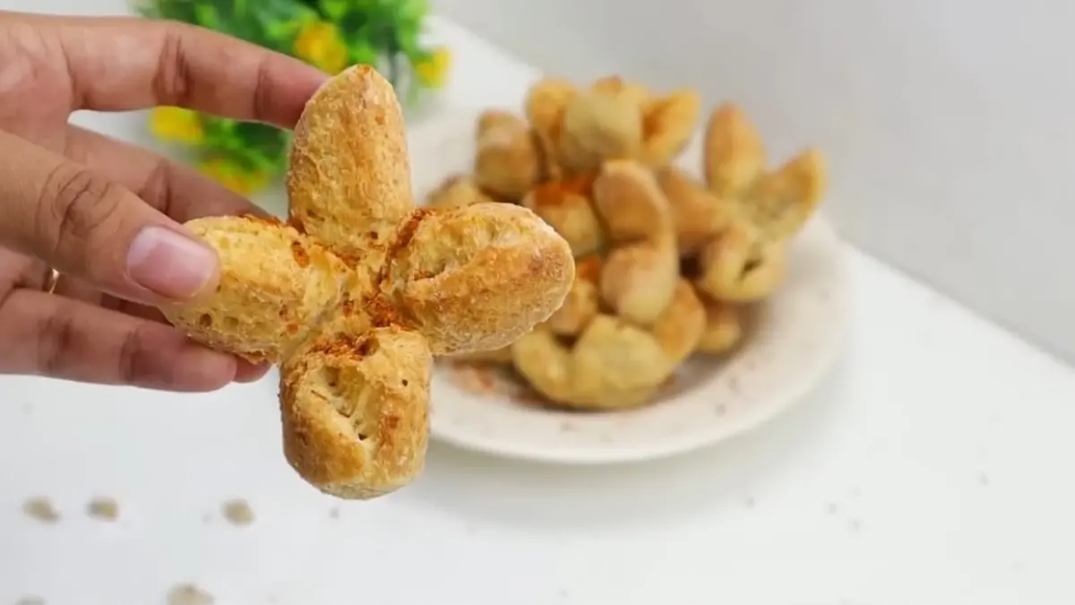 Bakso Indomie goreng dibentuk bulat, direbus hingga matang, lalu digoreng sampai bagian luarnya crispy.