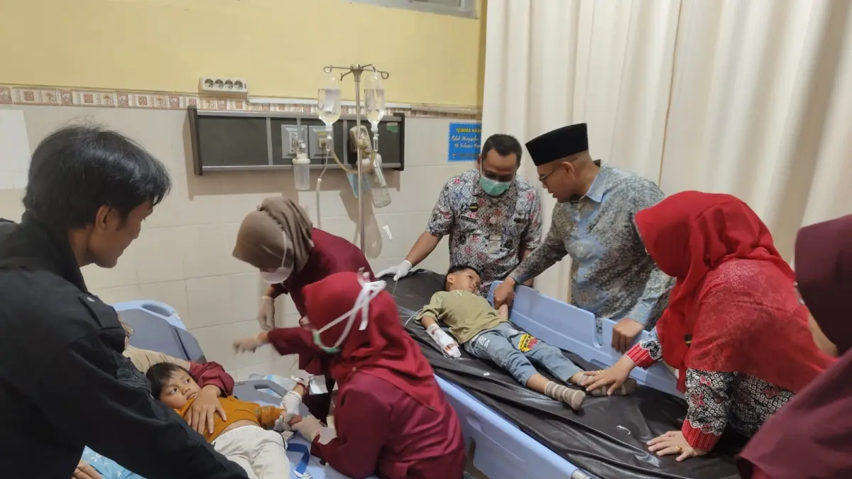 Bupati Batang M. Faiz Kurniawan meninjau penanganan pasien dengan keluhan setelah menyantap menu MBG dari SPPG Bawang di RSUD Kalisari, Kamis (24/9/2026). (JAWA POS)