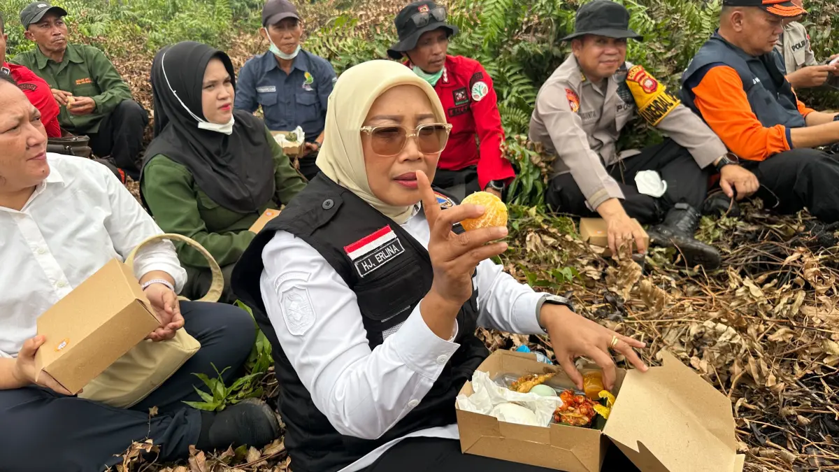 Bupati Mempawah, Erlina makan bersama Satgas Karhutla di tengah penanganan apI.