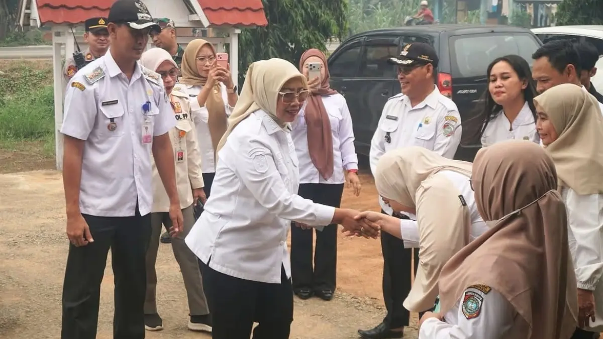 Bupati Mempawah, Erlina saat berkunjung ke Kantor Camat Sungai Kunyit.