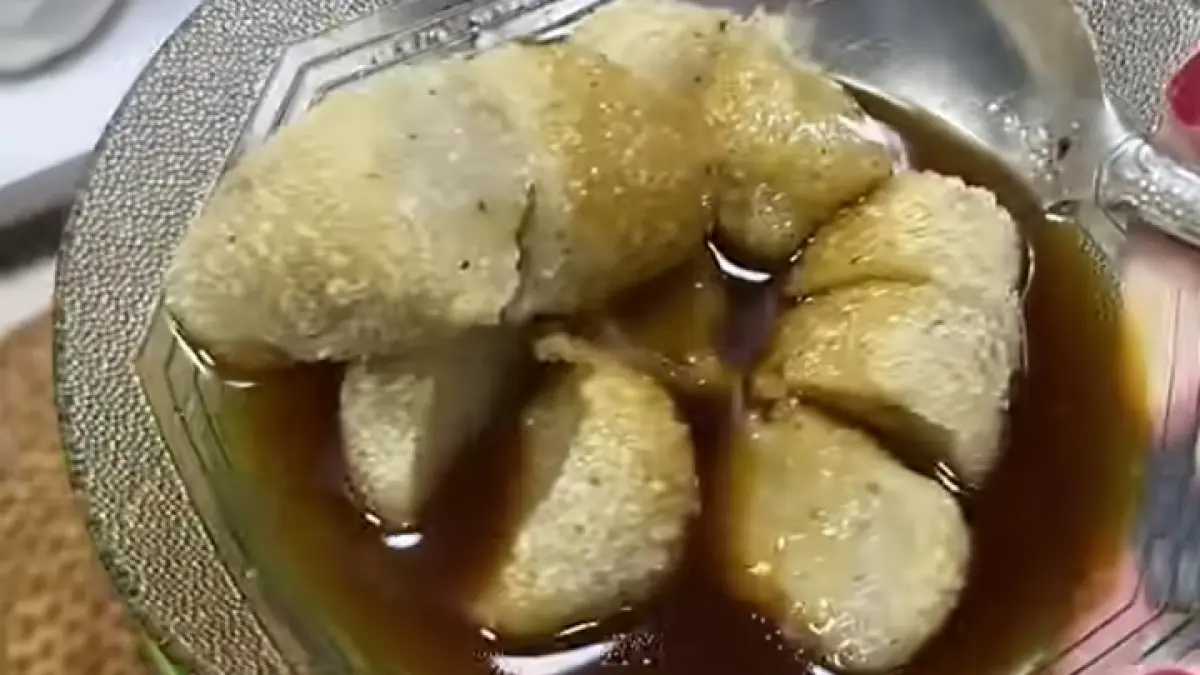 Empek-empek ikan teri dibuat dari nasi sisa, tepung tapioka, dan bumbu sederhana lalu disajikan bersama kuah cuko