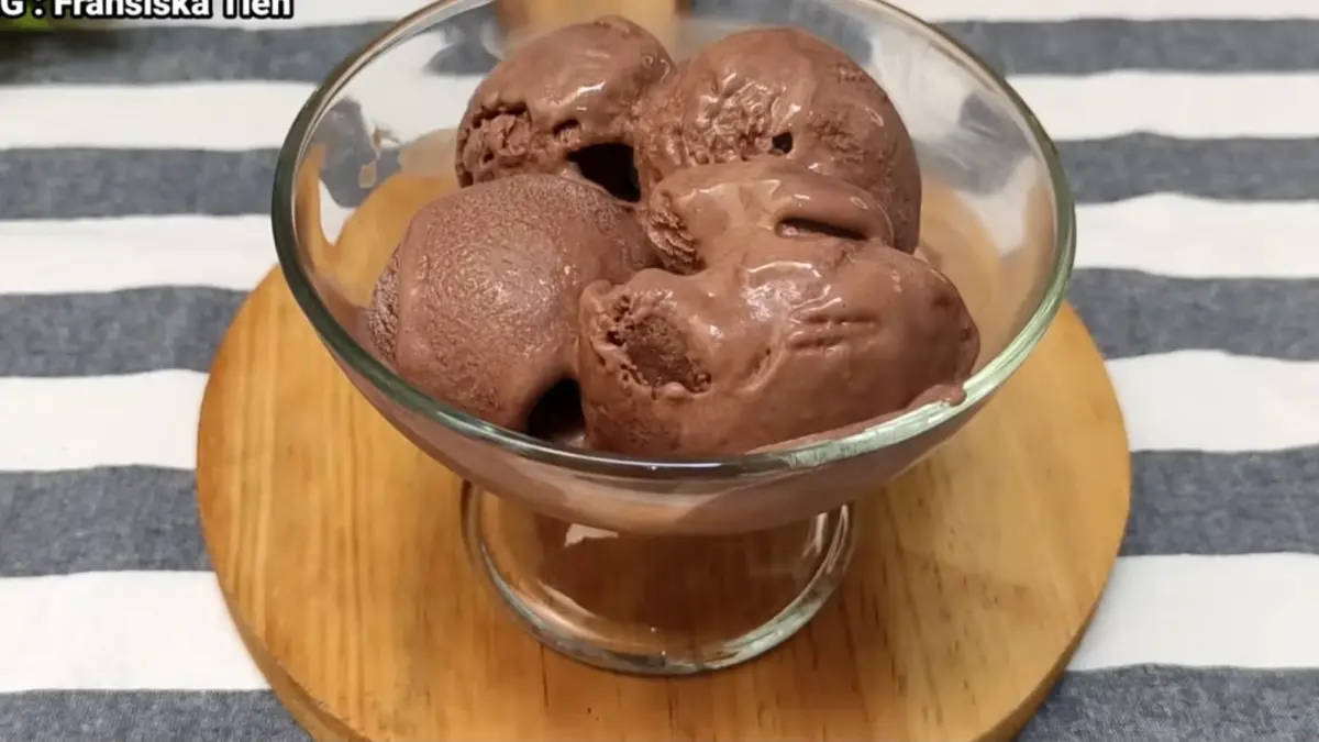 Es krim Chocolatos dibuat dari susu kental manis, bubuk Chocolatos, dan santan instan yang dibekukan hingga lembut.