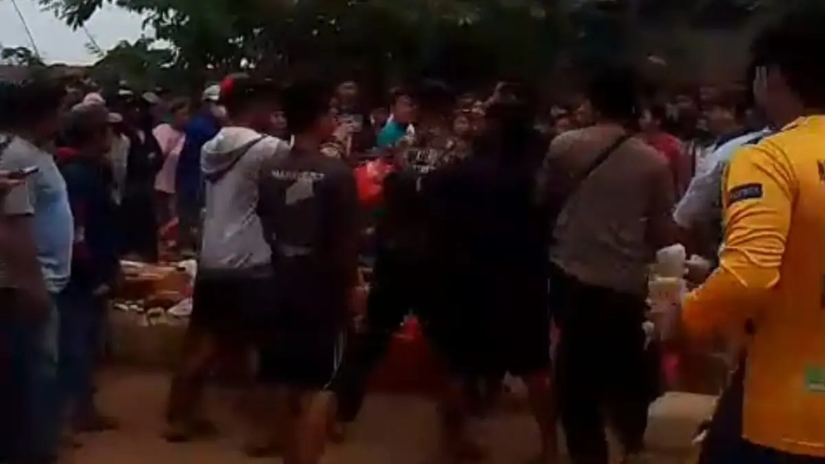 Masyarakat saat mengantre di SPBU Kecamatan Semitau saat ribut dan baku hantam. (ISTIMEWA)