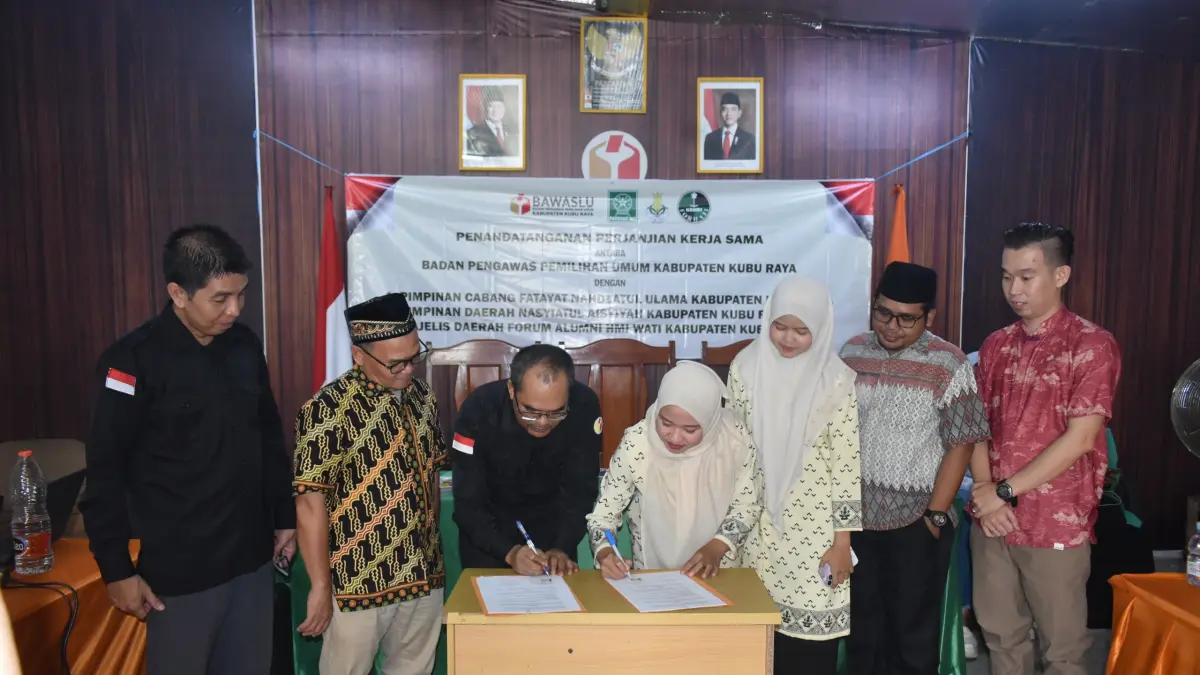 Penandatanganan nota kerja sama antara Bawaslu Kubu Raya dengan tiga organisasi perempuan di Ruang Rapat Bawaslu Kubu Raya, Kamis (24/9).