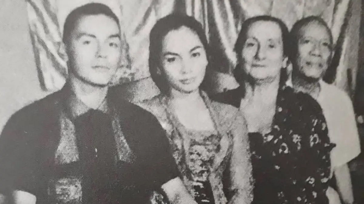 Pierre Tendean bersama keluarga
