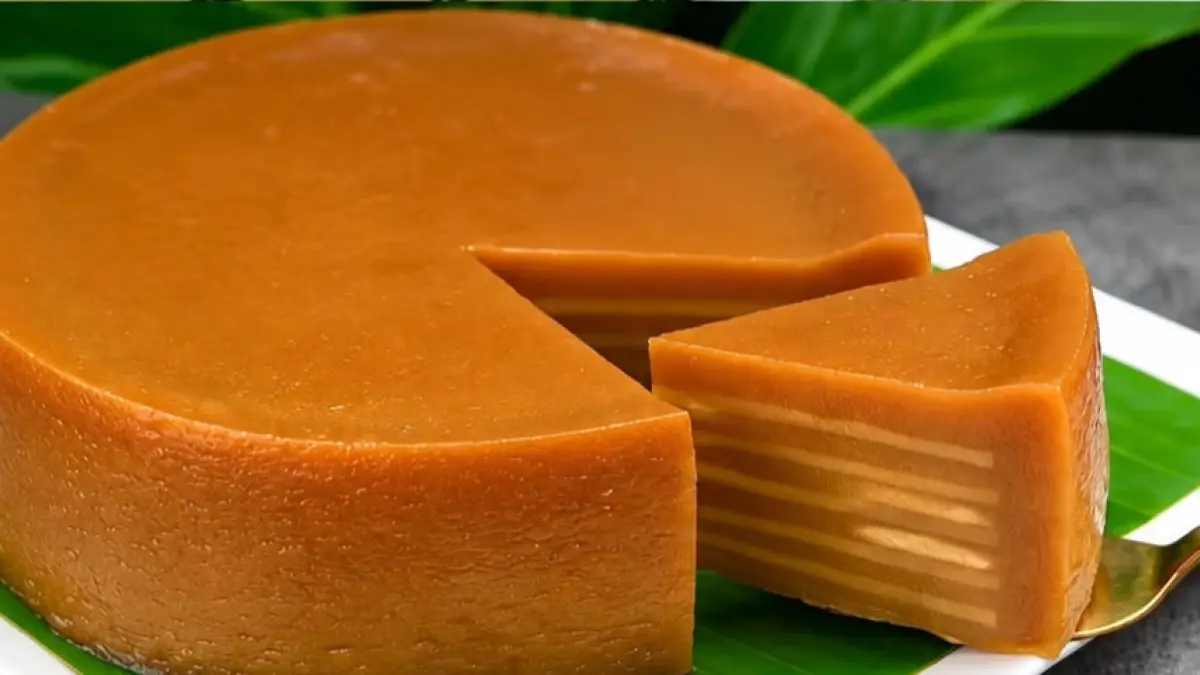 Potongan video kue lapis gula merah memiliki tekstur lembut dan kenyal dengan aroma santan serta gula merah yang wangi.