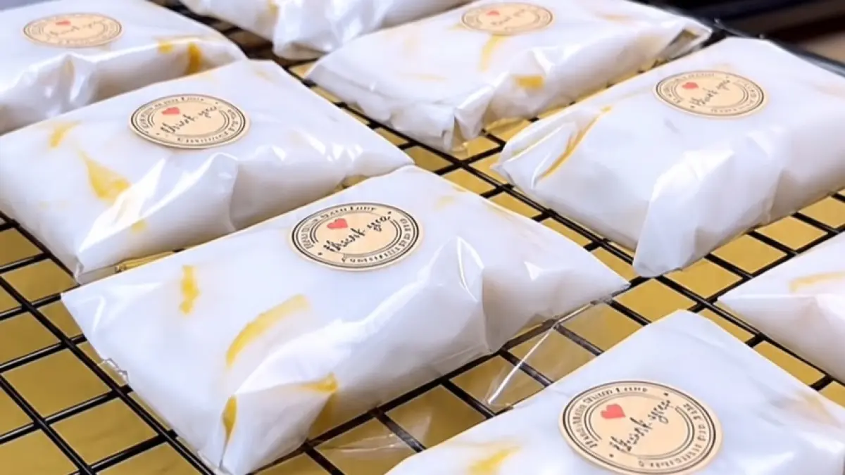 Potongan video kue pisang ekonomis dibuat dari pisang, santan, gula, dan bahan sederhana untuk suguhan arisan.
