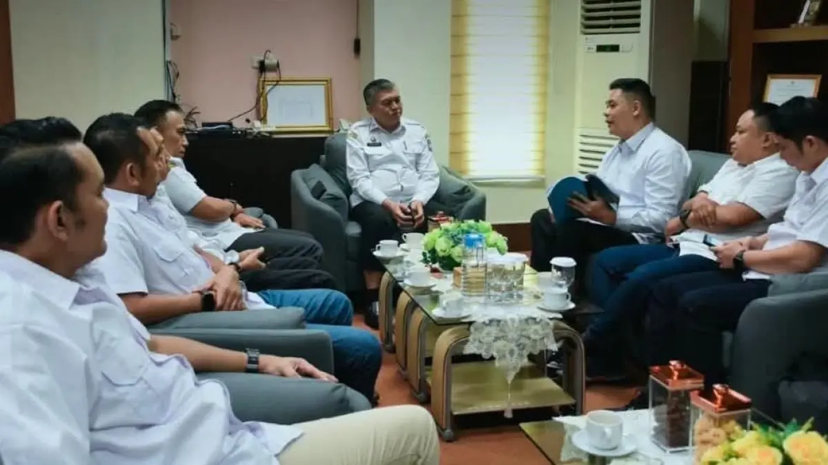 Sekda Kubu Raya Yusran Anizam bersama Plt. Kadiskominfo Kubu Raya, Hefmi Rizal menerima audiensi Pengurus APJII Kalbar di ruang kerja Sekda Kubu Raya, Rabu (23/9).