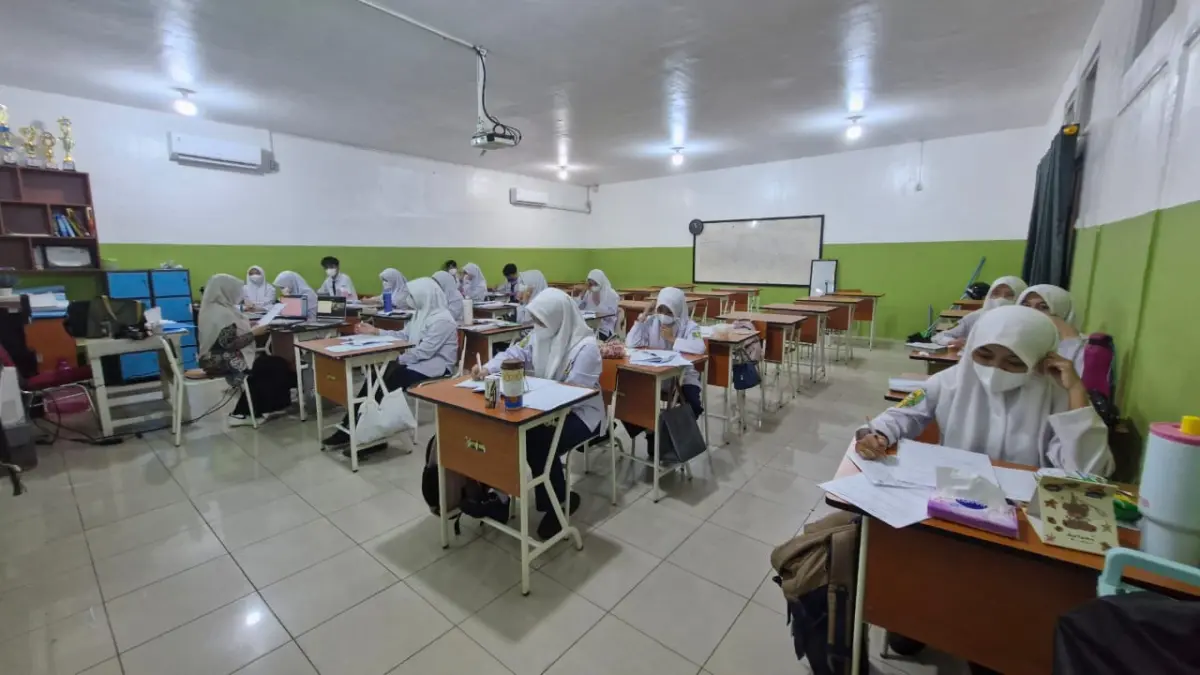 Siswa SMP Muhammadiyah 1 Pontianak melakukan proses belajar dikelas guna menghadapi Tes Kemampuan Akademik. (ISTIMEWA)