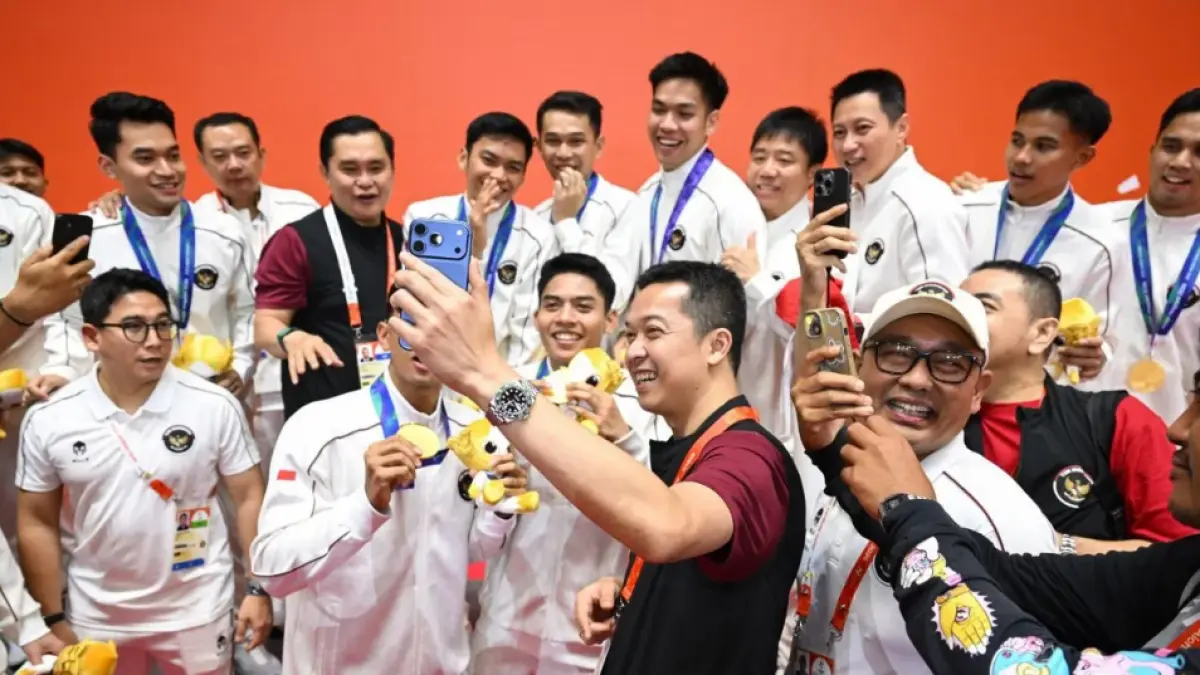 EMAS PERTAMA INDONESIA: Wakil Menteri Pemuda dan Olahraga Taufik Hidayat (tengah) berswafoto bersama tim bulu tangkis putra Indonesia setelah meraih emas nomor beregu putra Asian Games 2026 Aichi-Nagoya di Ichinomiya City Municipal Gymnasium, Jepang, Kamis (24/9/2026). (FOTO: ANTARA FOTO/Fauzan/app/bar)