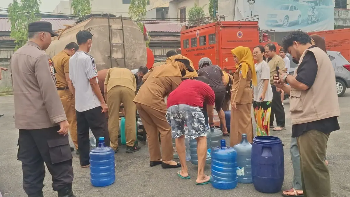 Warga mengantre untuk mendapatkan air bersih di Samsat Pontianak pada Selasa (22/9). (ISTIMEWA)
