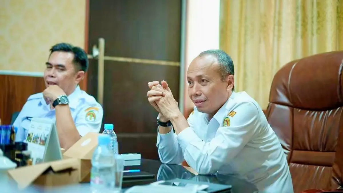 Sekda Ketapang, Repalianto, memberikan arahan saat memimpin rapat rencana pembentukan Perbup tentang Tata Cara Pembukaan Lahan, Rabu (23/9) lalu. (ISTIMEWA)
