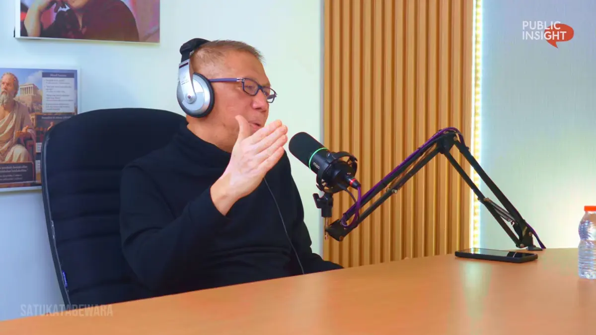 Sutarmidji saat menjelaskan soal PDAM dalam obrolan di podcast. (YOUTUBE)