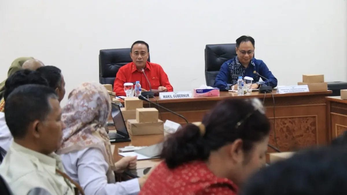 Wakil Gubernur Krisantus Kurniawan saat memimpin Rapat Koordinasi Mitigasi Karhutla Provinsi Kalbar di Ruang Arwana, Kantor Gubernur Kalbar, Kamis (24/9/2026).