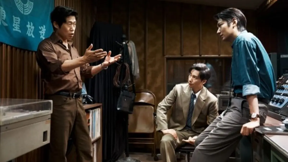 Lee Min-ho (kanan) dalam film Assasssin(s). (HYBE Media Corp)