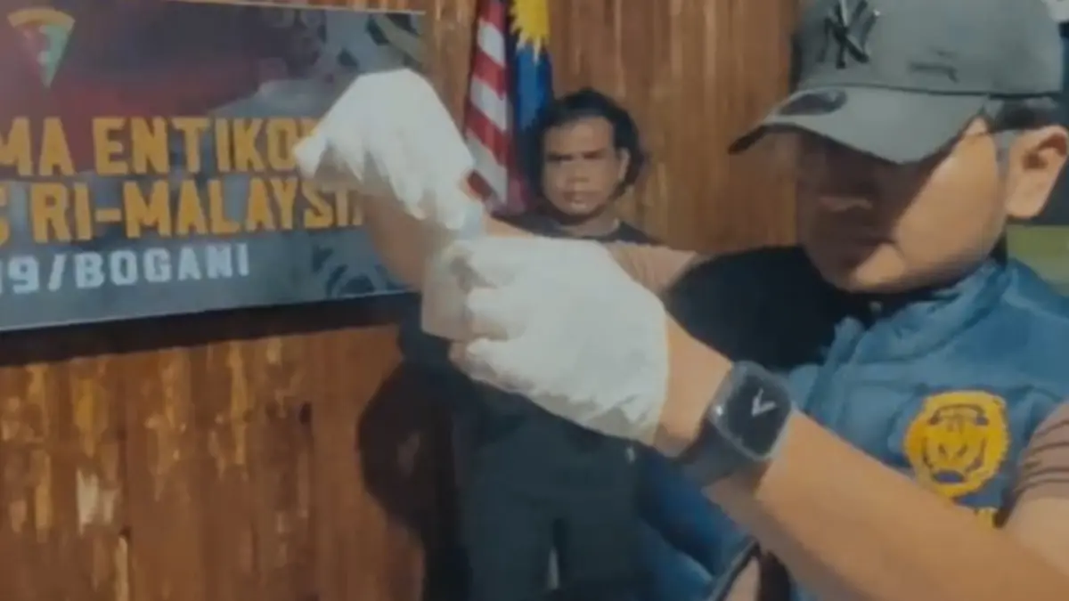 Petugas menunjukkan barang bukti narkotika jenis sabu seberat 13,398 kilogram yang dikemas dalam 13 paket dan disimpan di dalam dua tas ransel. (ISTIMEWA)