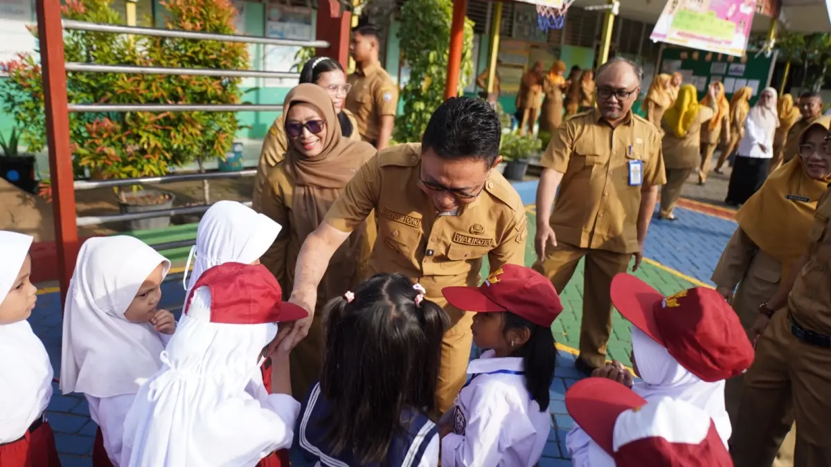 Wali Kota Pontianak Edi Rusdi Kamtono menyapa anak-anak di salah satu SD di Kota Pontianak. (ISTIMEWA)