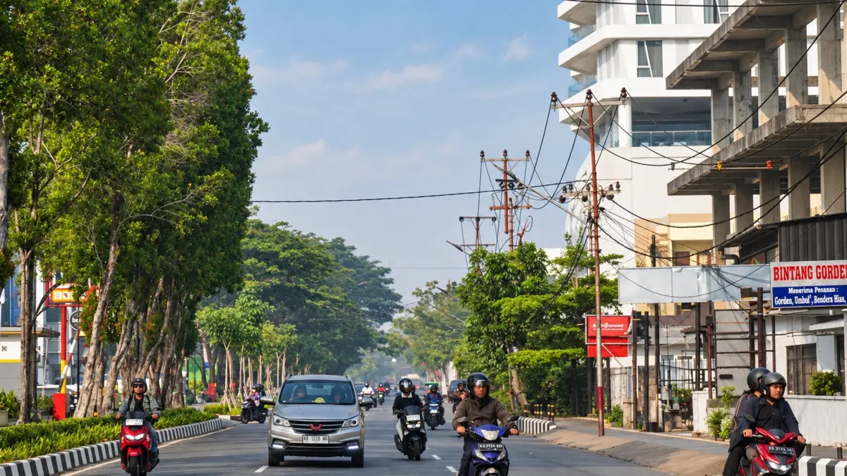 LANGIT KEMBALI BIRU: Langit biru terlihat di Jalan Teuku Umar, Pontianak, Senin (28/9/2026), setelah berbulan-bulan diselimuti kabut asap karhutla. Meski tampak cerah, pemantauan Dinkes Kalbar pukul 10.00 WIB masih menempatkan kualitas udara Pontianak dalam kategori tidak sehat. HARYADI/PONTIANAK POST
