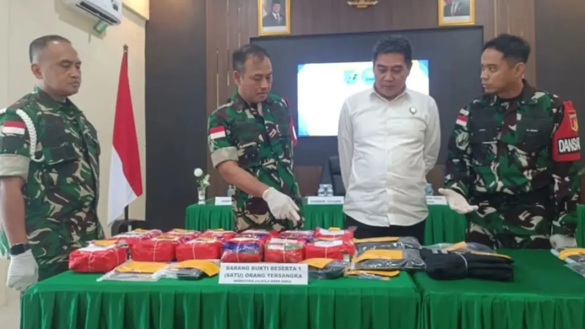 Danrem 121/Abw Brigjen TNI Purnomosidi (kedua kiri) bersama Kepala BNNP Kalbar Brigjen Pol Totok Lisdiarto (kedua kanan), Danpomdam XII/Tpr Kolonel CPM Sony Yusdarmoko (kiri) dan Dansatgas Pamtas RI-Malaysia Yonarmed 19 Bogani Letkol Arm Hanafi Solaeman (kanan) saat melihat barang bukti narkotika saat rilis di Mapomdam XII/TPR, Pontianak, Kalbar, Senin (28/9/2026) (ANTARA/Jessica Helena Wuysang)