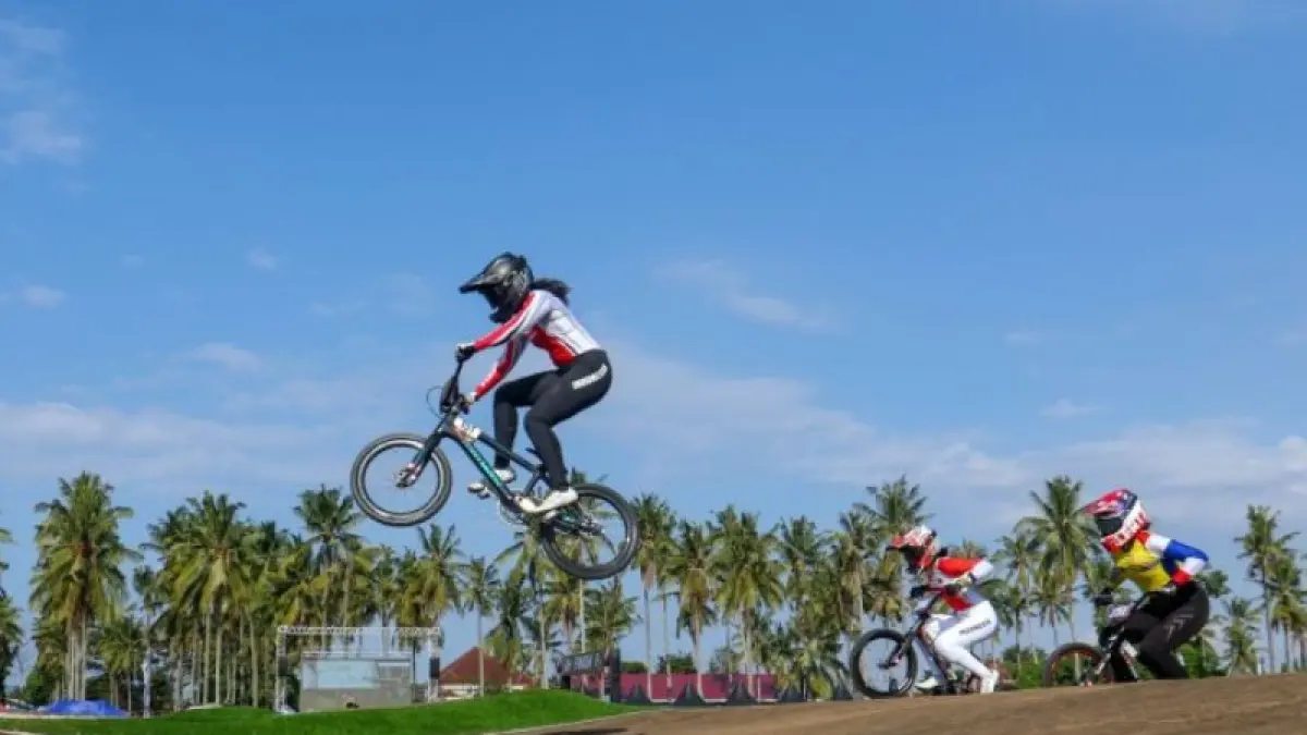 Pembalap sepeda Tim Nasional Indonesia Ameliya Nur Sifa (kiri) beradu cepat dengan pembalap National Team Jasmine Azzahra Setyo Budi dan pembalap Thailand Cycling Association Hathaipech Jaisawang (kanan) pada nomor Women Elite dalam ajang Banyuwangi BMX Supercross di Sirkuit BMX Internasional Muncar, Banyuwangi, Jawa Timur, Sabtu (27/6). Kompetisi yang masuk dalam kalender resmi Union Cycliste International (UCI) kategori C1 tersebut diikuti 331 pembalap dari berbagai provinsi di Indonesia serta mancanegara seperti Thailand, Singapura dan Filipina. (ANTARA FOTO/Budi Candra Setya/wsj).
