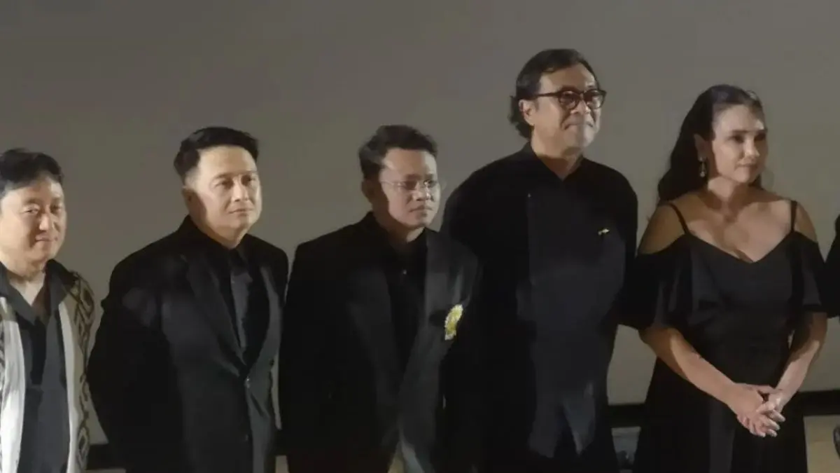 Suasana konferensi pers seusai pemutaran perdana terbatas film "Kuasa Gelap: Perjanjian Darah" bersama produser eksekutif Andi Boediman (pertama kiri), produser dan penulis naskah Robert Ronny (kedua kiri) beserta sejumlah pemeran di antaranya Faiz Vishal (ketiga kiri), Kiki Narendra (keempat kiri) dan Feby Febiola (kedua kanan )di Gandaria, Jakarta Selatan, Senin (28/9/2026). ANTARA/Abdu Faisal