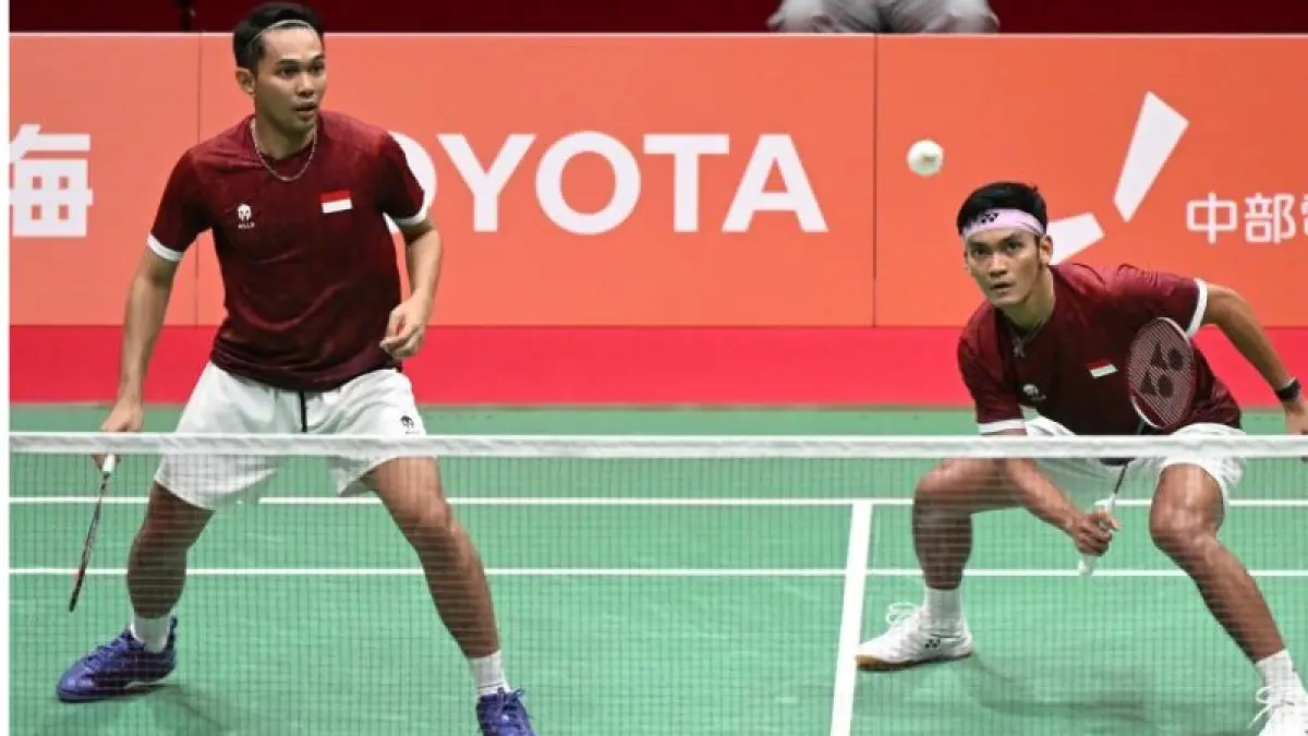 Pebulu tangkis ganda putra Indonesia Fajar Alfian (kiri) dan Muhammad Shohibul Fikri (kanan) kalah dalam tiga gim dengan skor 20-22, 21-19, dan 14-21 dari pebulu tangkis putra China Liang Wei Keng dan Wang Chang pada final beregu putra Asian Games Aichi-Nagoya 2026. (ANTARA FOTO/Fauzan/kye)
