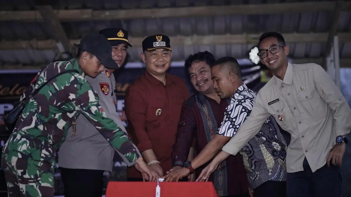 Bupati Ketapang, Alexander Wilyo, meresmikan program Listrik Desa di Desa Harapan Baru, Kecamatan Air Upas, Jumat (25/9) lalu. (ISTIMEWA)