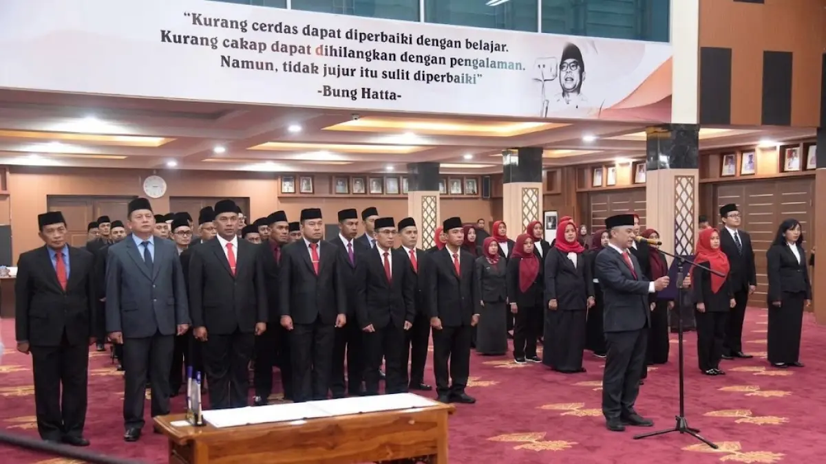 Bupati Kubu Raya, Sujiwo saat melantik dan mengambil sumpah/janji jabatan Pejabat Pimpinan Tinggi Pratama dan Pejabat Administrator di Aula Praja Utama Kantor Bupati Kubu Raya, Jumat (25/9).