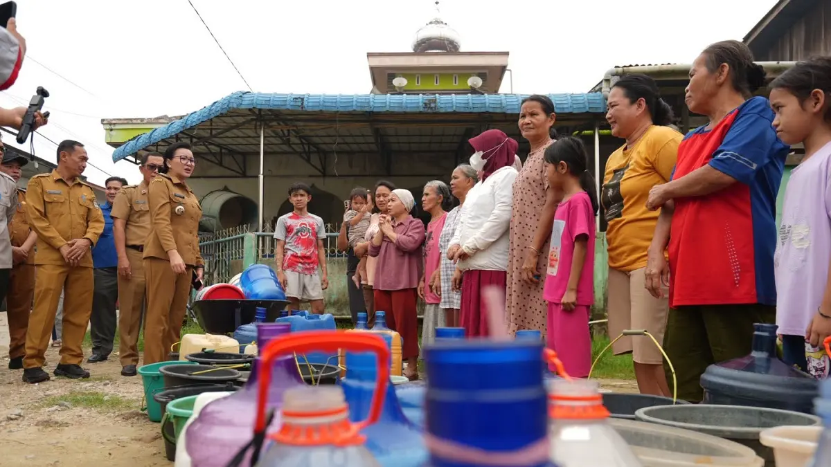 Bupati Landak Karolin Margret Natasa mengawal distribusi air bersih kepada warga Dusun Hilir Kantor, Desa Hilir Kantor, Kecamatan Ngabang, Kamis (24/9). (HUMAS PEMKAB LANDAK)
