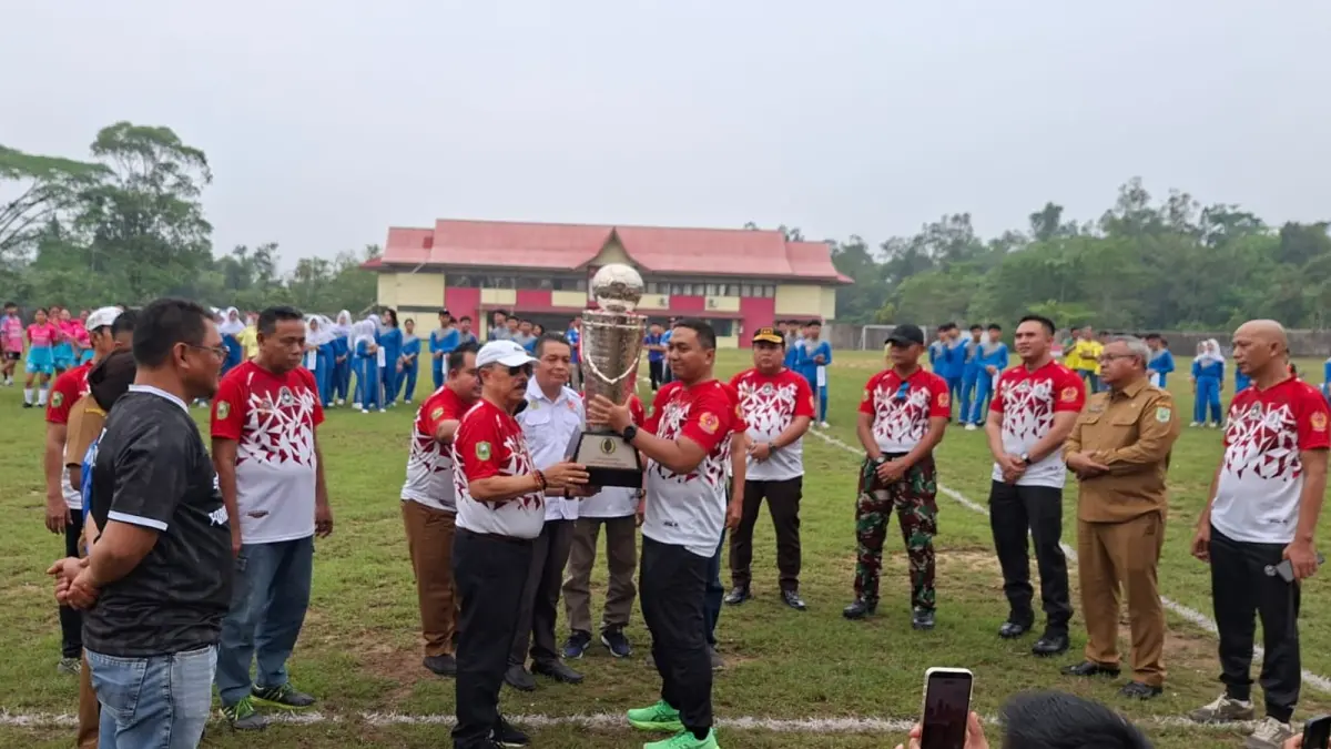 Bupati Sanggau Yohanes Ontot melakukan tendangan perdana saat membuka Turnamen Dara Nante Cup 2026 di GOR Gelora Pancasila, Sanggau Permai, Senin (28/9). (ISTIMEWA)