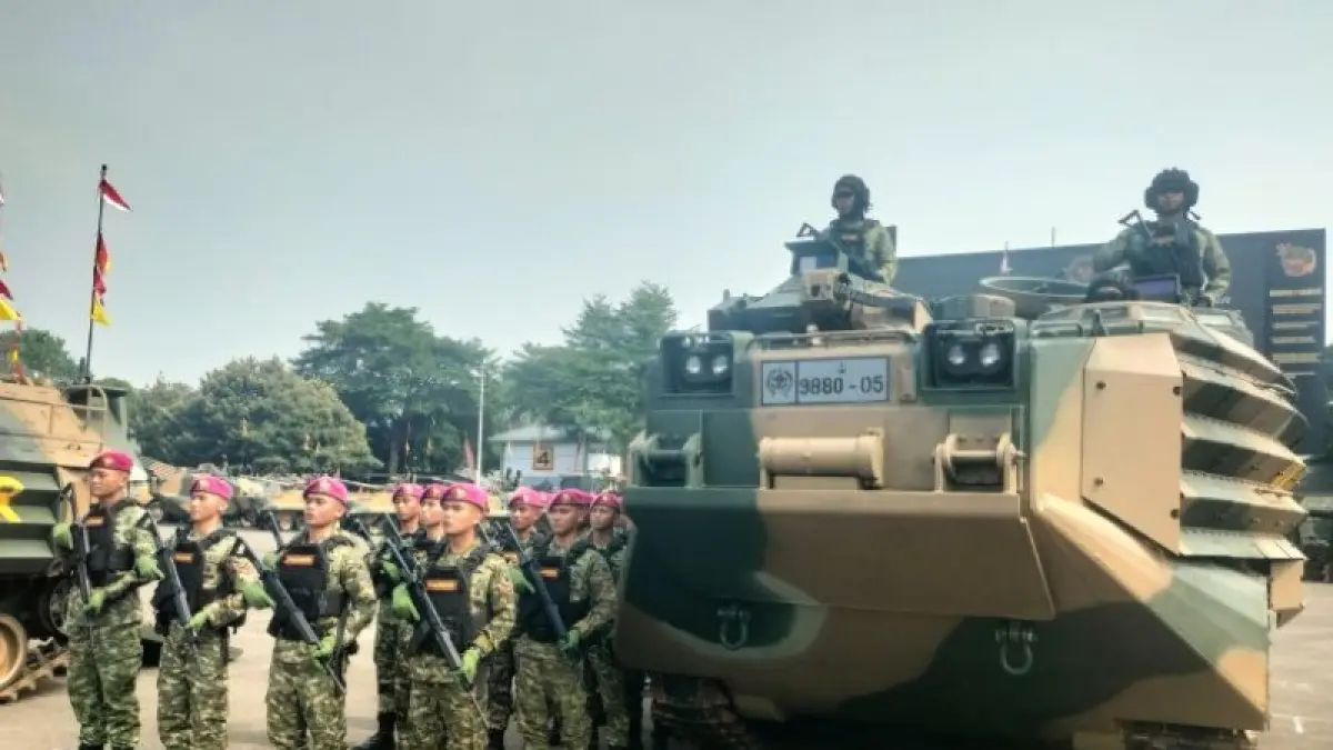 Kendaraan tempur amfibi milik Marinir TNI AL yakni AAV-M35 di Markas Marinir, Cilandak, Jakarta Selatan, Senin (28/9). (ANTARA/Walda Marison)