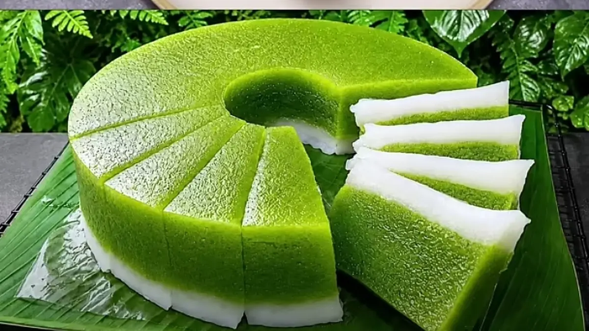 Kue talang pandan dua lapis memiliki lapisan hijau pandan dan putih dengan tekstur lembut setelah dikukus.