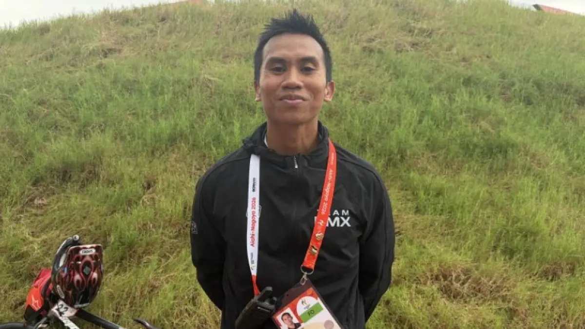Pelatih BMX Racing Indonesia Ari Kristianto dalam wawancara cegat di Nagoya Velodrome BMX Race Cource, Senin (28/9). (ANTARA/Arindra Meodia)