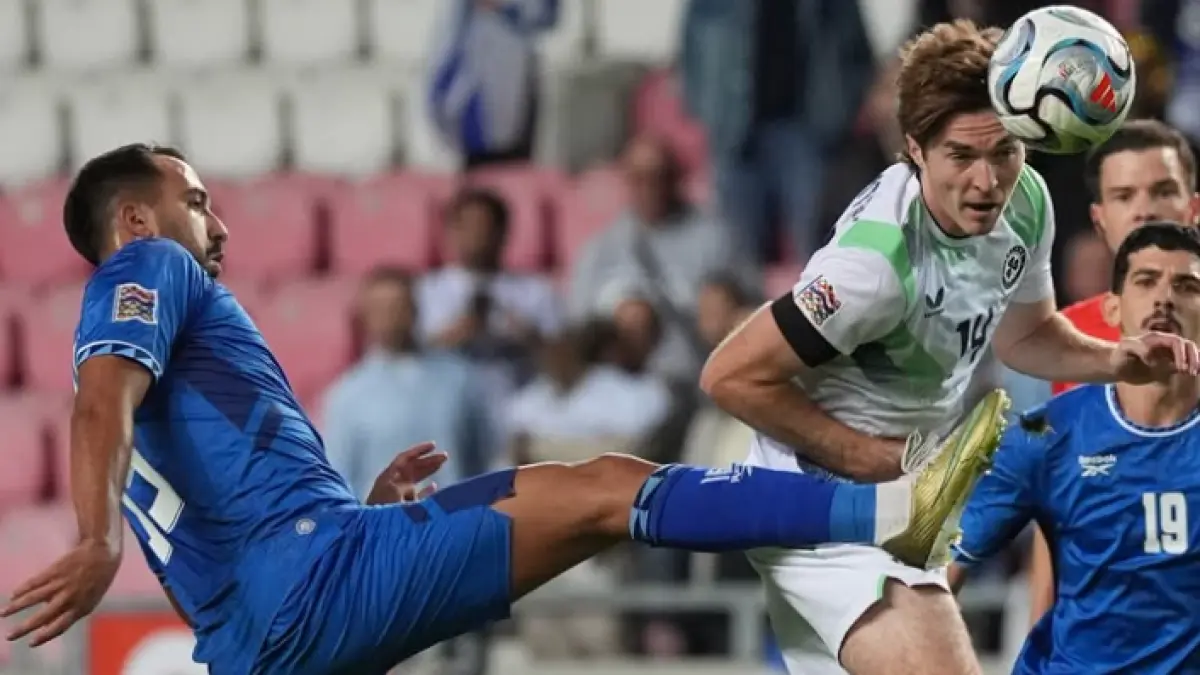 Pemain Republik Irlandia mengenakan pita hitam pada pertandingan melawan Israel di UEFA Nations League di Debrecen, Hungaria, 27 September 2026. (IG@isr.fa)