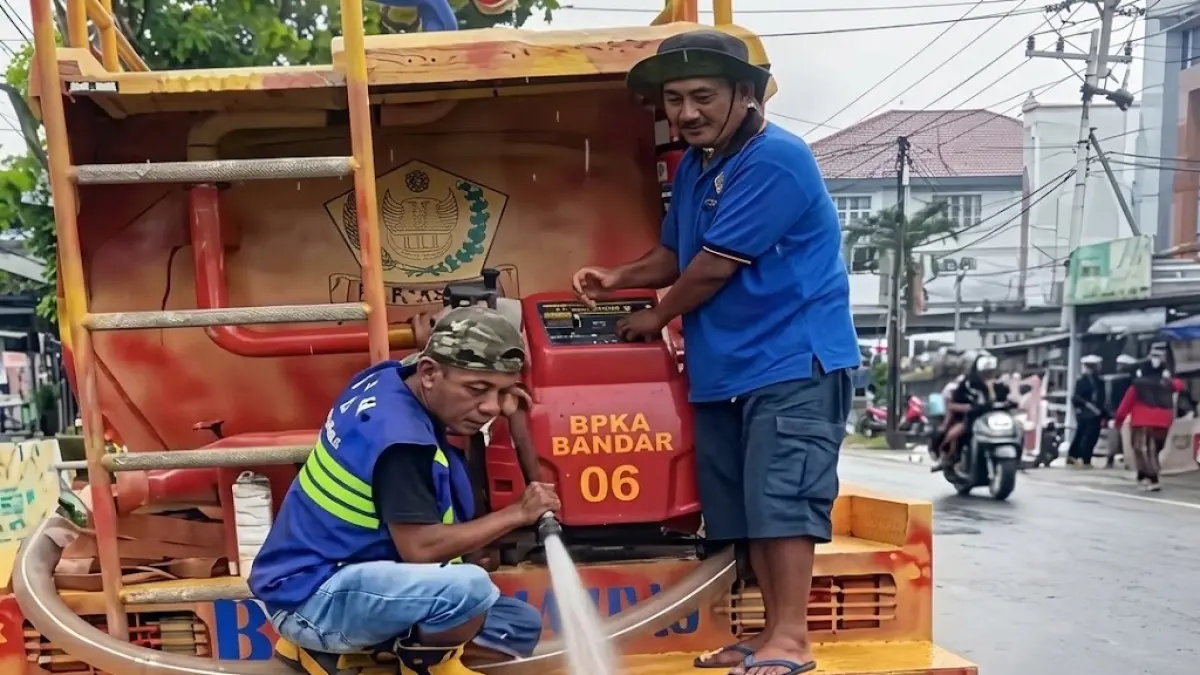 Petugas Damkar Sambas membersihkan tumpahan solar di jalan raya beberapa waktu lalu. (ISTIMEWA)