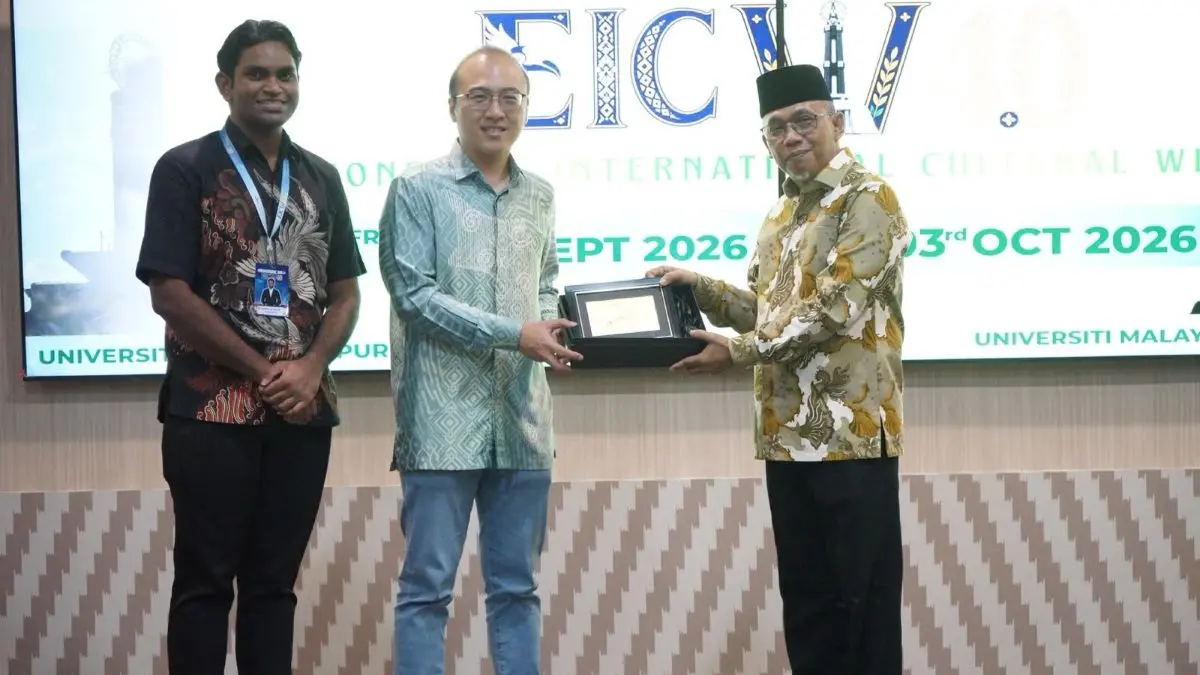 Sekretaris Daerah Kota Pontianak Amirullah menyerahkan cenderamata saat ramah tamah dan makan malam bersama delegasi Faculty of Economics and Business UNIMAS di Aula Sultan Syarif Abdurrahman, Kantor Wali Kota Pontianak, Minggu (27/9/2026). (Pemkot Pontianak)