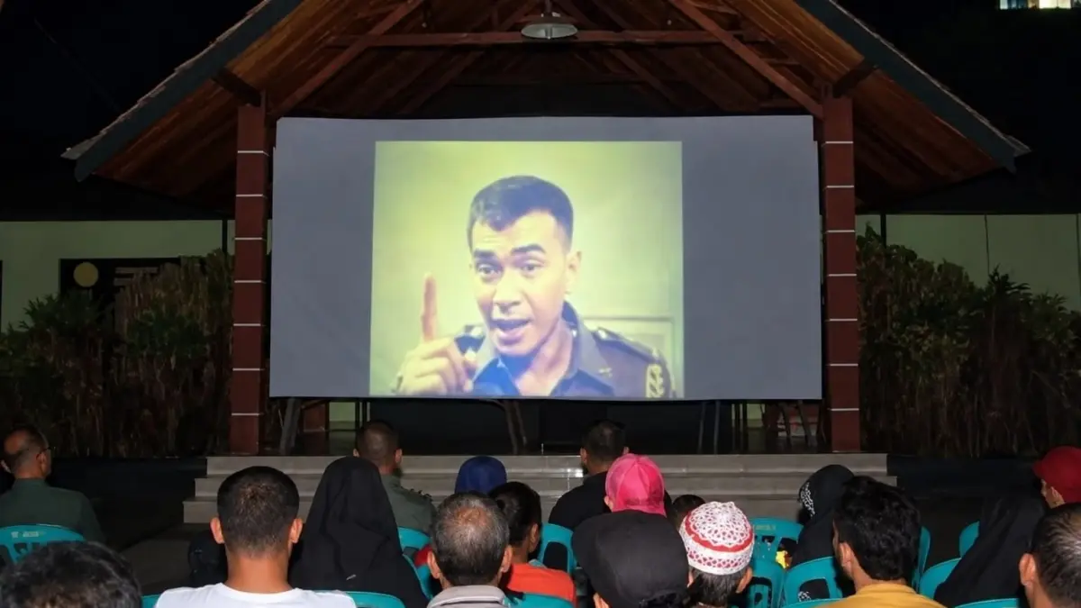 Salah satu adegan film G 30 SPKI yang sedang ditonton bareng oleh masyarakat Indonesia. (DOK ANTARA)