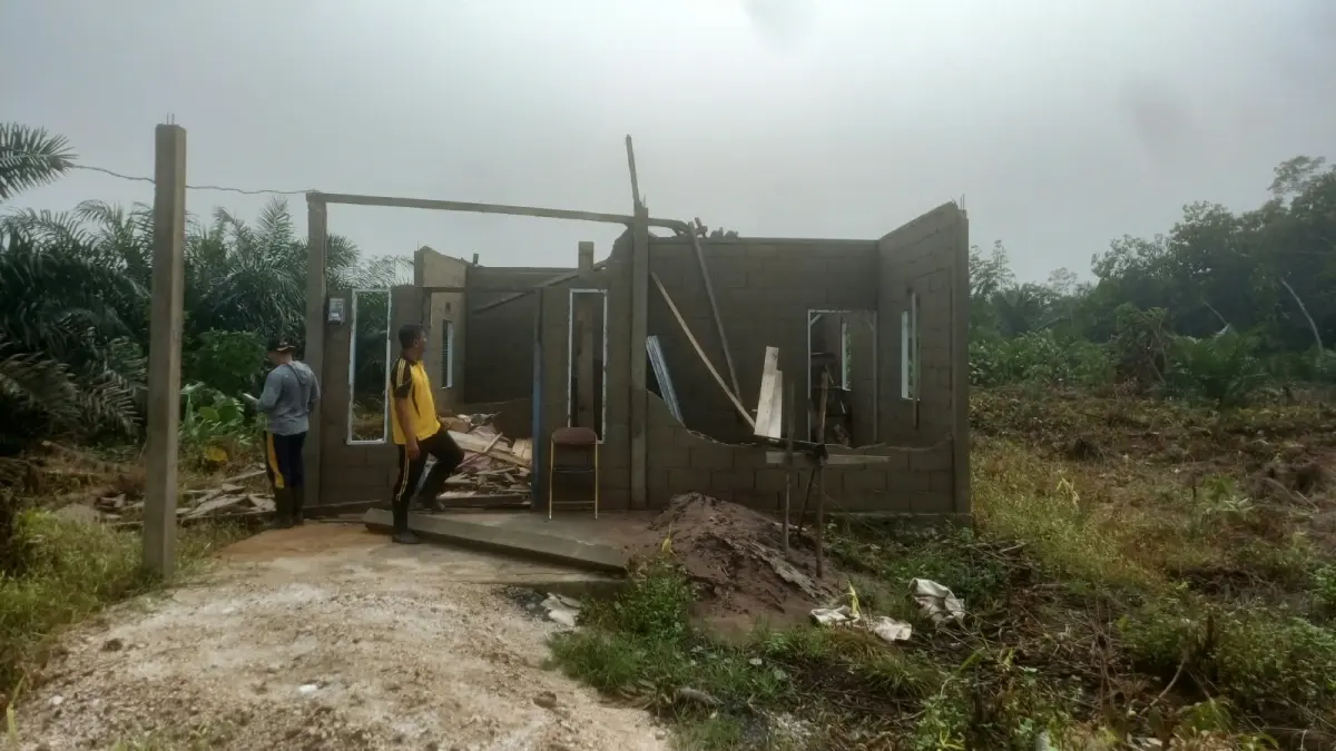Salah satu rumah yang mengalami kerusakan akibat diterjang angin kencang.