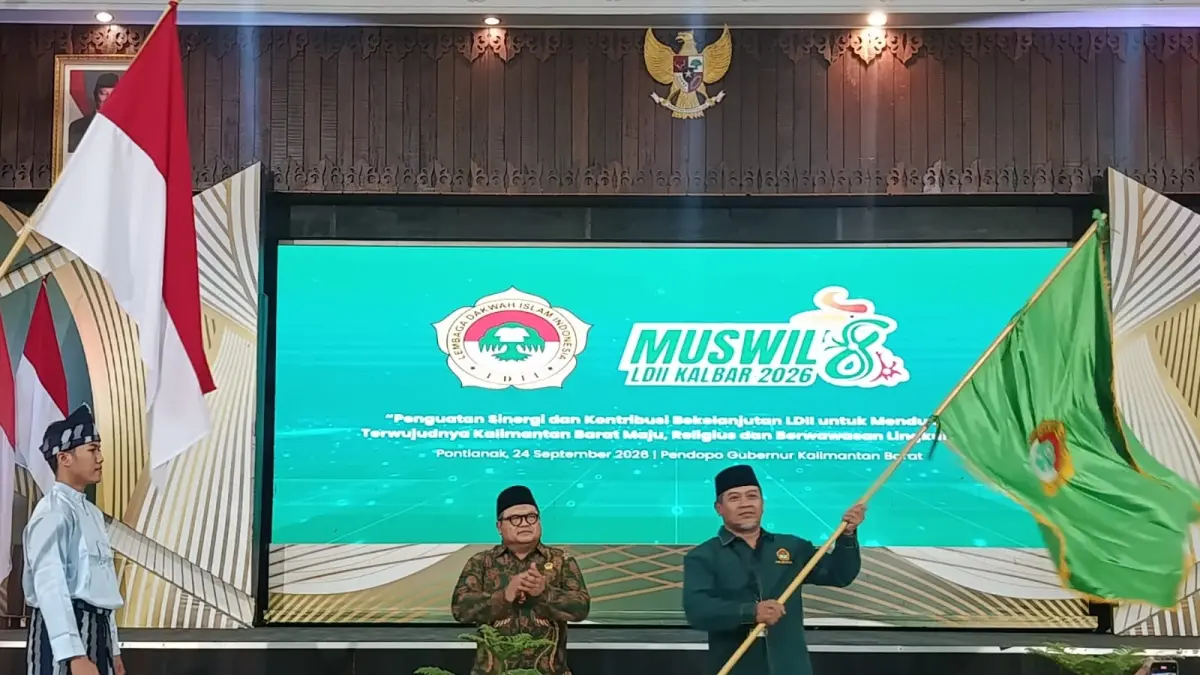 Susanto mengibarkan pataka usai terpilih sebagai Ketua LDII Kalbar.