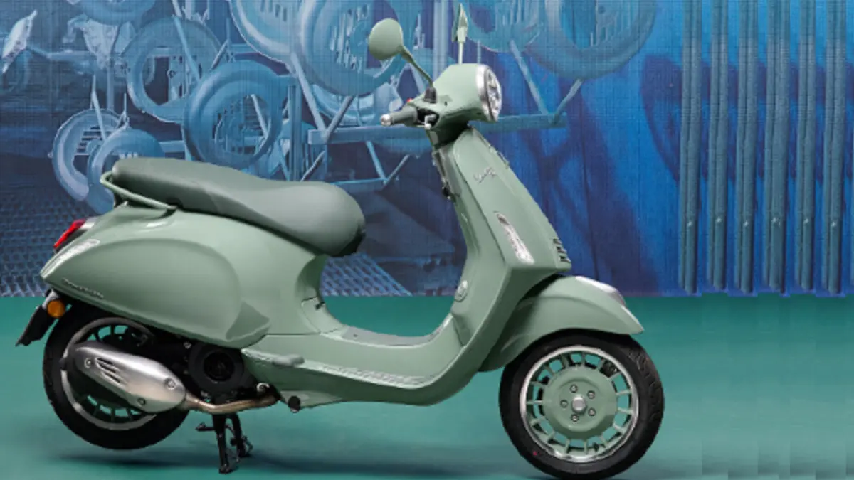 Vespa Primavera 80th hadir dengan warna Verde 80th dan detail desain yang terinspirasi Vespa era 1940-an. (RESPONSE.JP)