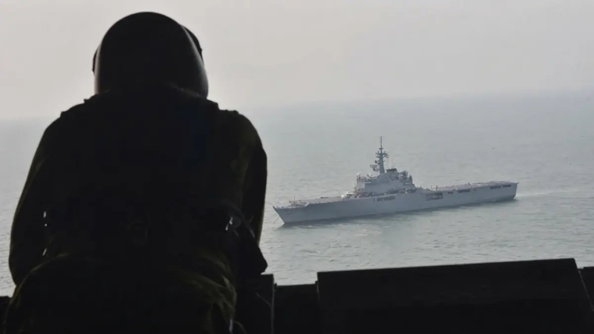 MISI BERAKHIR — JS Kunisaki terlihat dari helikopter CH-47 Chinook saat berada di perairan Ketapang, Kalimantan Barat. Kapal angkut Pasukan Bela Diri Jepang itu menjadi basis operasi pemadaman karhutla sebelum Jepang resmi mengakhiri misi kemanusiaannya, Selasa (29/9). DOK. KEMENTERIAN PERTAHANAN JEPANG
