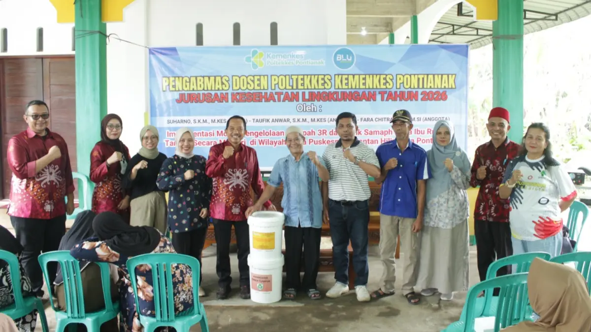 FOTO BERSAMA — Tim PkM Jurusan Kesehatan Lingkungan Poltekkes Kemenkes Pontianak berfoto bersama warga dan pemangku kepentingan seusai kegiatan pengelolaan sampah rumah tangga berbasis 3R di RW 29 Kelurahan Siantan Hilir, Pontianak Utara, Minggu (27/9).