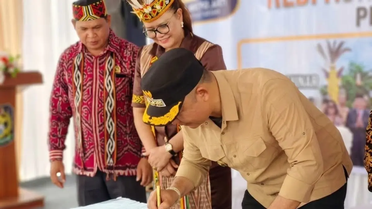 Bupati Ketapang, Alexander Wilyo, menandatangani prasasti Taman Desa Membuluh Baru, Air Upas, Sabtu (26/9). (ISTIMEWA)