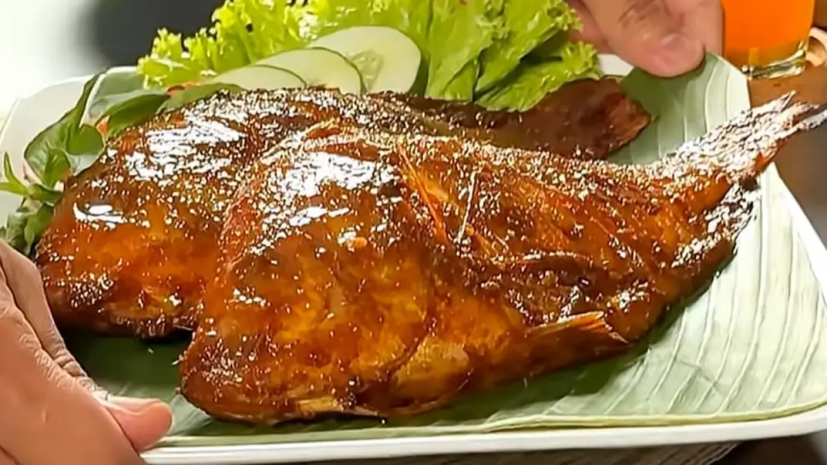 Ikan banjar bakar dengan bumbu marinasi dan daun pisang menghasilkan aroma smoky serta rasa manis dan gurih.