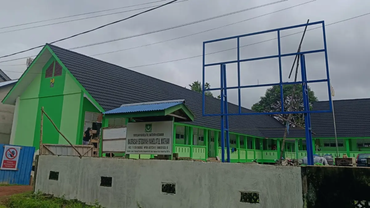 Madrasah Nahdatul Watan di Putussibau saat ini hampir rampung pembangunanya. (TAUFIK/PONTIANAK POST)
