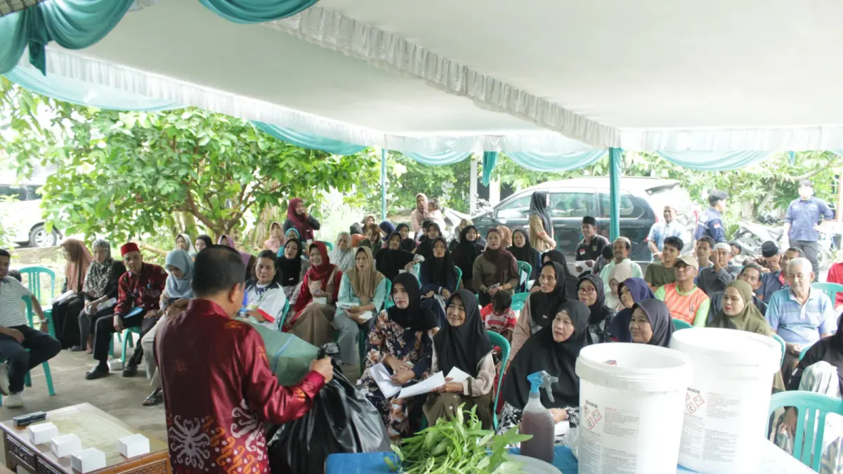 PILAH SAMPAH — Warga mengikuti simulasi pembuatan kompos menggunakan komposter ember tumpuk dalam kegiatan Pengabdian kepada Masyarakat Poltekkes Kemenkes Pontianak di RW 29 Kelurahan Siantan Hilir, Pontianak Utara, Minggu (27/9). Kegiatan tersebut mendorong warga memilah dan mengolah sampah sejak dari rumah.