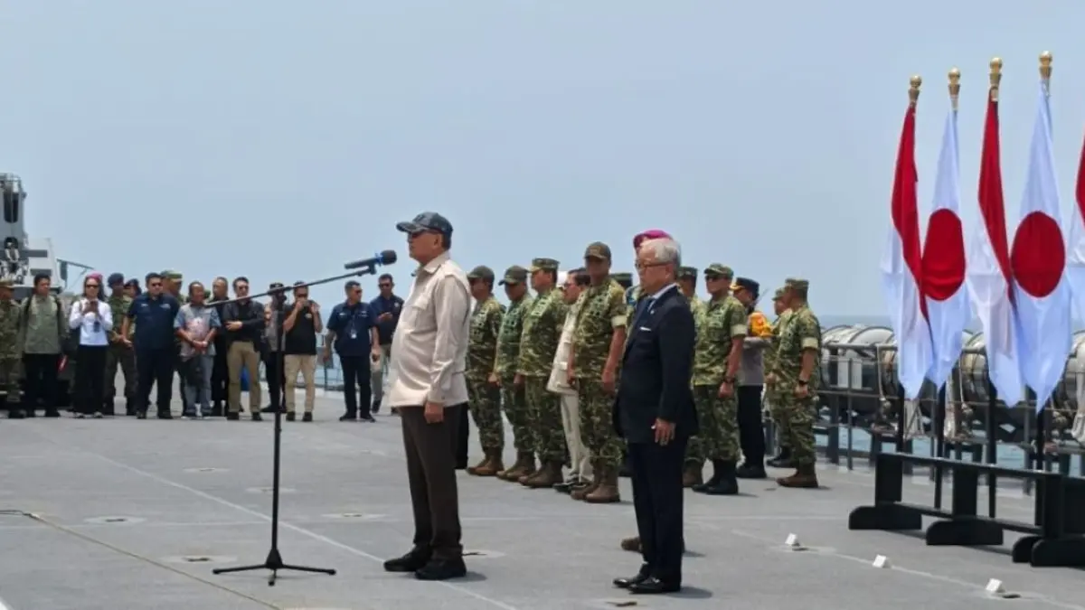Menteri Pertahanan RI Sjafrie Sjamsoeddin di dampingi Duta Besar Jepang untuk Indonesia Ueno Atsushi melepas langsung pasukan tersebut dari atas kapal LST-03 Kunisaki milik Jepang yang bersandar di Pelabuhan Internasional Kijing, Kabupaten Mempawah, Kalimantan Barat, Rabu (30/9/2026). (ANTARA/Rendra Oxtora)