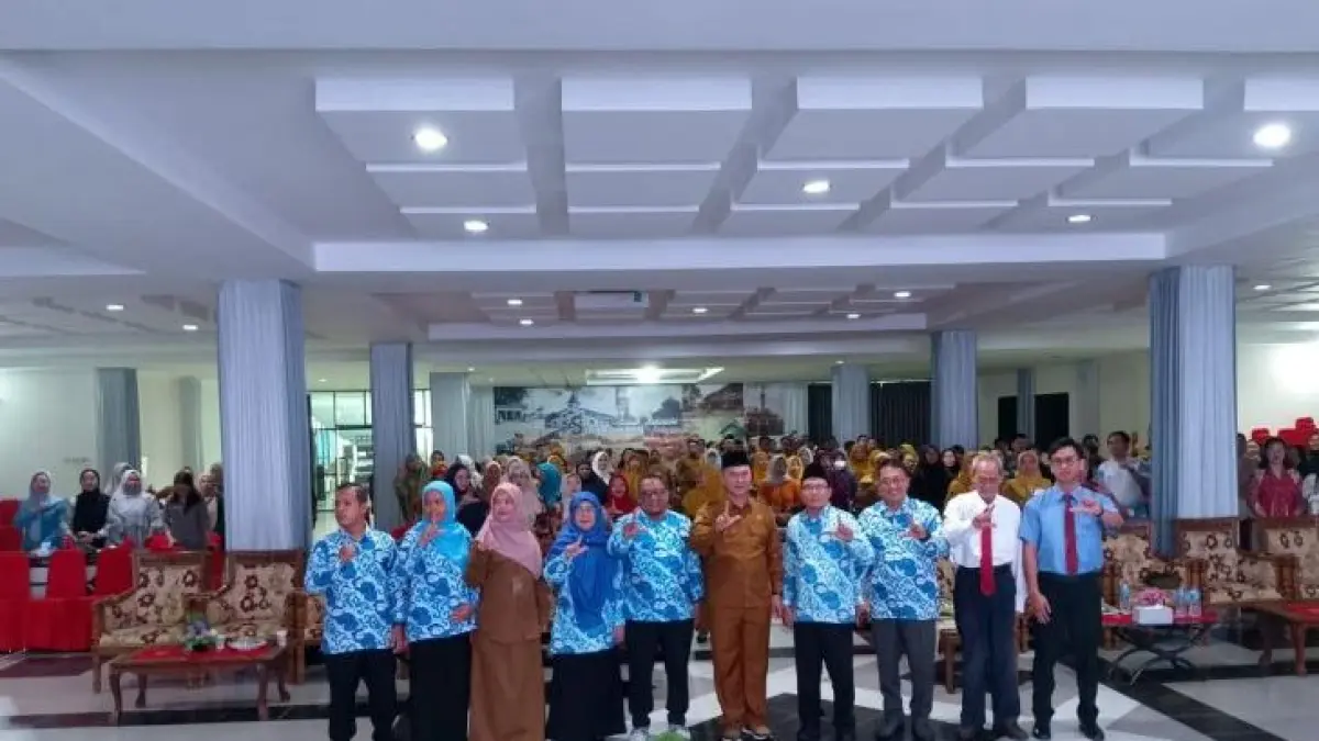 : Kepala Dinas Pendidikan dan Kebudayaan Kota Singkawang, Asmadi saat berfoto bersama dengan para guru peserta Program Sagusaku di Aula Basement Kantor Wali Kota Singkawang pada Senin (28/9). (ISTIMEWA)
